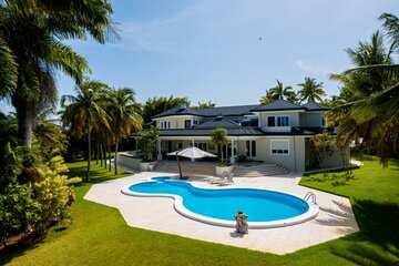 Classic 5-Bedroom Caribbean Villa with Pool & Tropical Views 