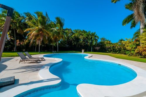 #1 Classic 5-Bedroom Caribbean Villa with Pool & Tropical Views 